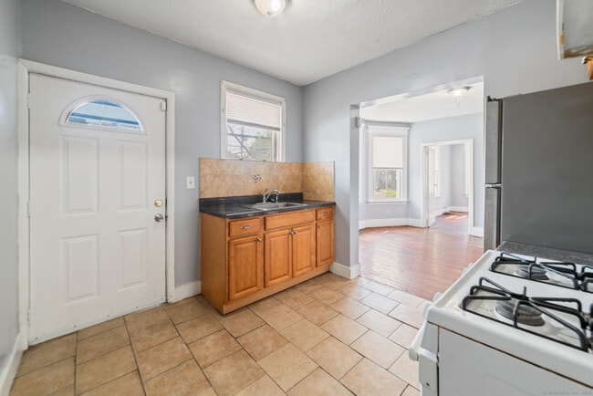 705 Dixwell Ave in New Haven, CT - Building Photo - Building Photo