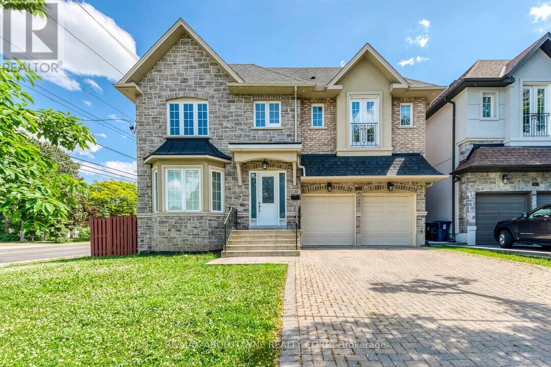 319 Holmes Ave in Toronto, ON - Building Photo