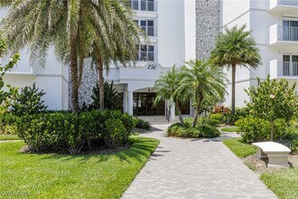 250 Park Shore Dr in Naples, FL - Building Photo - Building Photo