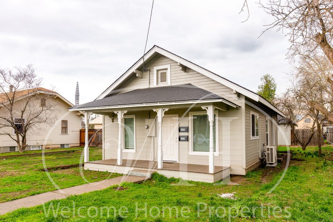 123-125 SE 4th St in College Place, WA - Foto de edificio