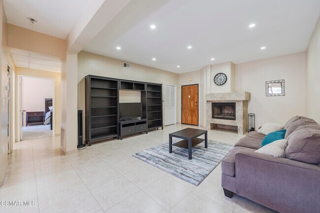 7211 Cozycroft Ave in Los Angeles, CA - Building Photo - Building Photo