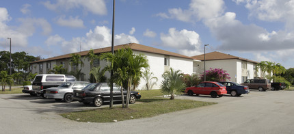 Wedgewood Apartments in West Palm Beach, FL - Building Photo - Building Photo