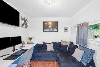 9810 NE 3rd St in Seattle, WA - Building Photo - Building Photo