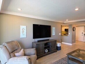 1 Key Capri in St Pete Beach, FL - Foto de edificio - Building Photo