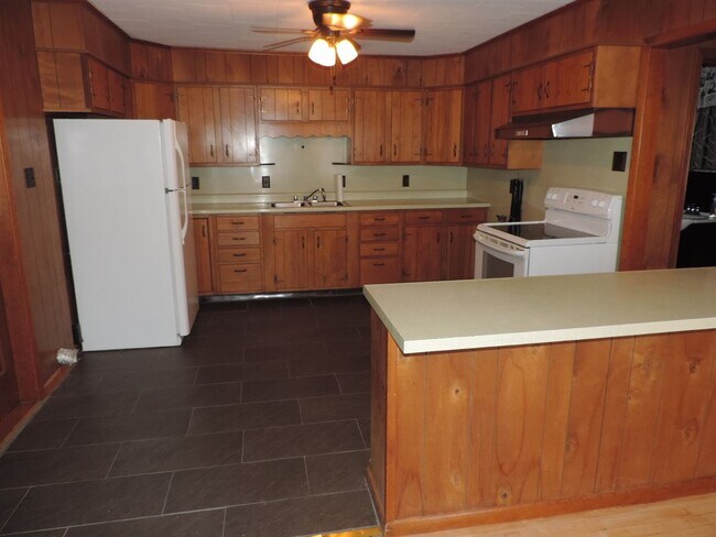 246 Main St-Unit -#2 in Newport, VT - Building Photo - Building Photo