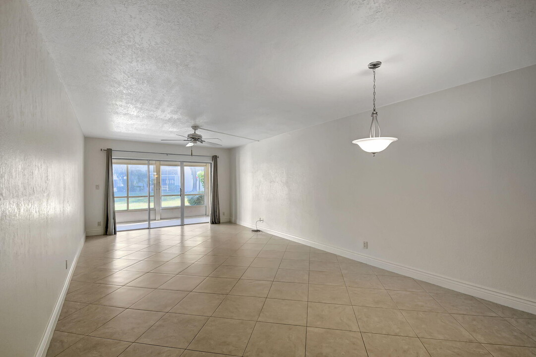 3186 Via Poinciana in Greenacres, FL - Building Photo