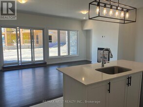 245 Crescent Bay Ln in Huntsville, ON - Building Photo - Building Photo