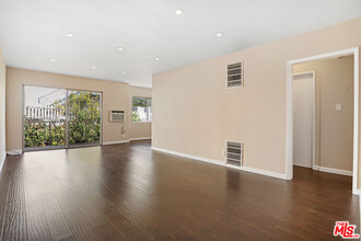 5961 Chula Vista Way in Los Angeles, CA - Building Photo - Building Photo