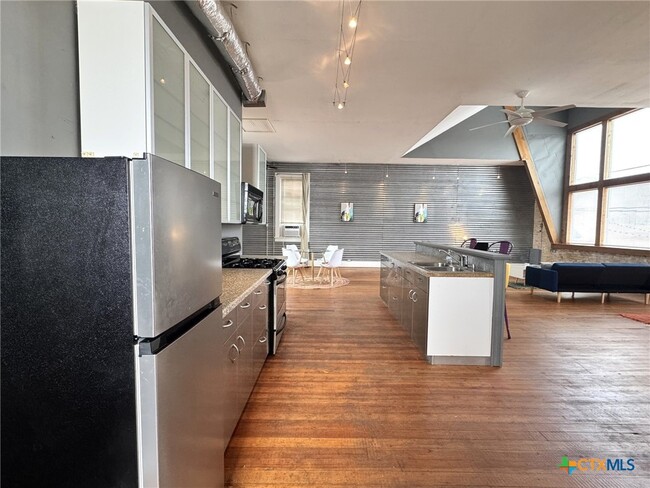 103 W Walnut St in Seguin, TX - Building Photo - Building Photo