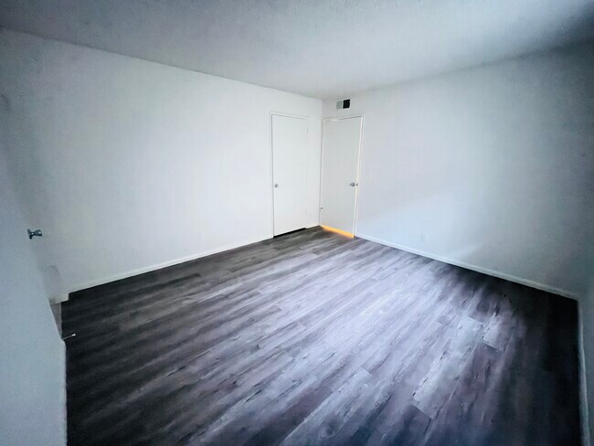 13956 Vanowen St in Van Nuys, CA - Foto de edificio - Building Photo