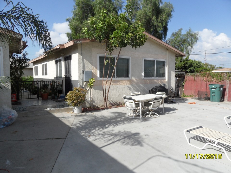 10521 S Grevillea Ave in Lennox, CA - Building Photo