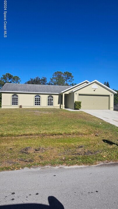 359 Stendal Rd NW in Palm Bay, FL - Building Photo