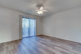 Solano Park Apartments in Phoenix, AZ - Foto de edificio - Interior Photo