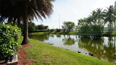 4752 NW 114th Ave in Doral, FL - Building Photo - Building Photo