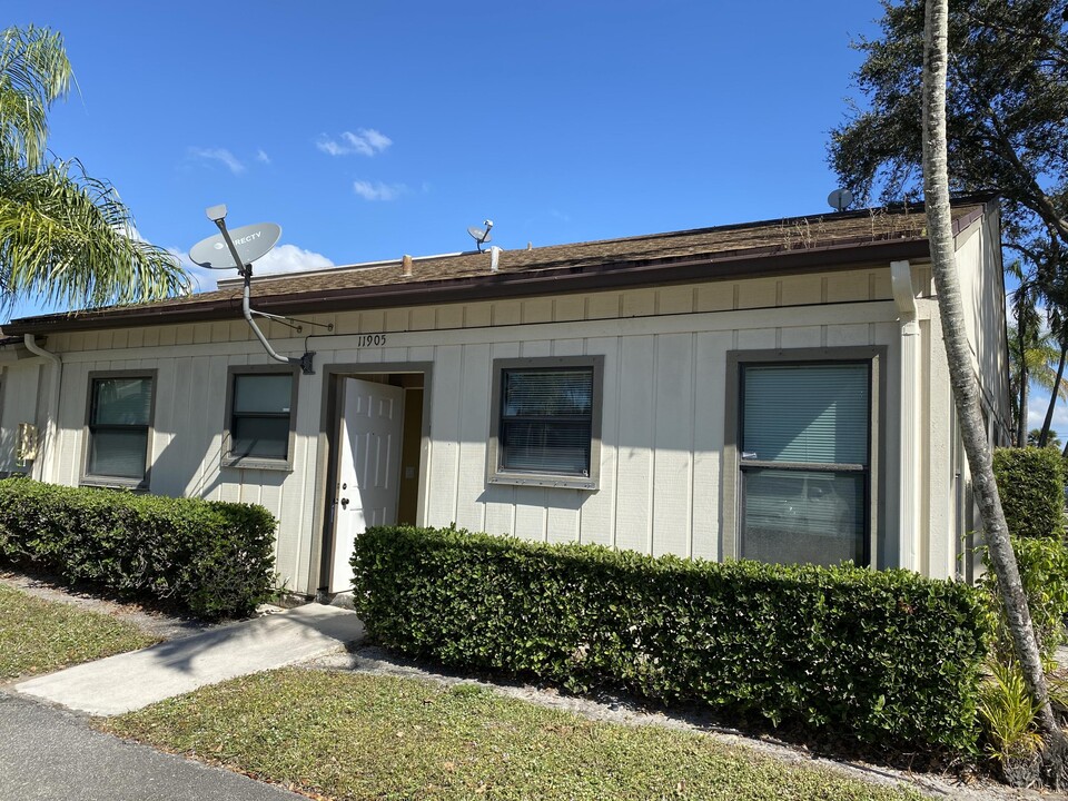 11905 Sturbridge Ln in Wellington, FL - Building Photo