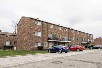 Garfield Villa Apartments in Cleveland, OH - Building Photo - Building Photo