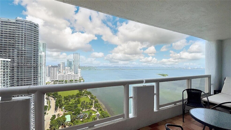 1717 N Bayshore Dr, Unit D-3937 in Miami, FL - Foto de edificio