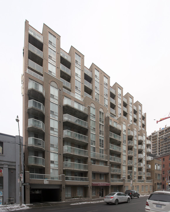 Imperial Square in Toronto, ON - Building Photo