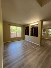1983 SW 19th Terrace in Gresham, OR - Foto de edificio - Building Photo