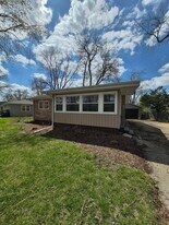 205 Meadowbrook Dr in Bloomington, IL - Building Photo