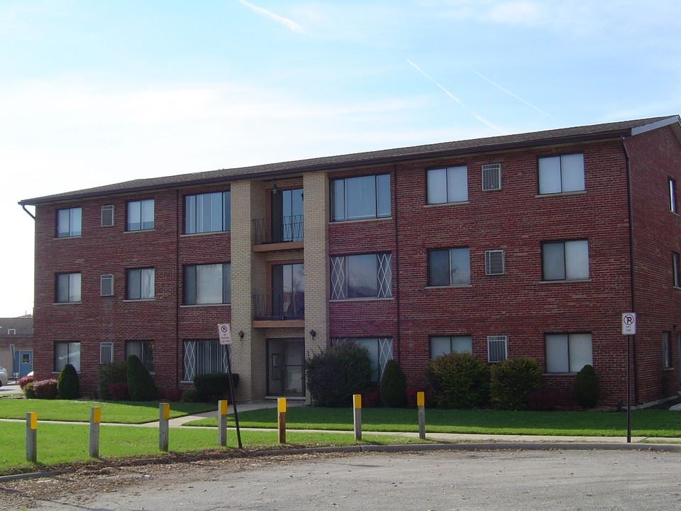 Garden Oak Condominiums in Oak Lawn, IL - Building Photo