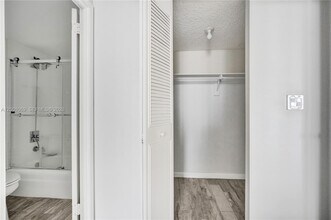 251 174th St in Sunny Isles Beach, FL - Foto de edificio - Building Photo