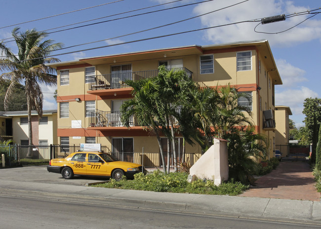 12990 NE 6th Ave in North Miami, FL - Foto de edificio - Building Photo