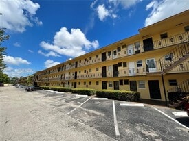 2810 NE 201st Terrace in Miami, FL - Building Photo