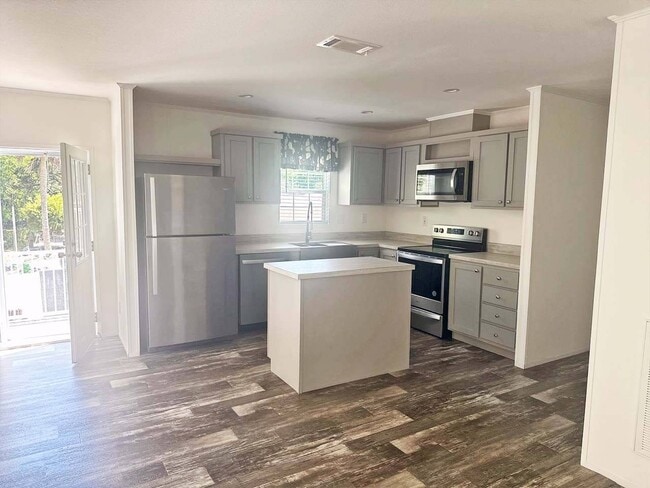 8975 W Halls River Rd in Homosassa, FL - Building Photo - Building Photo