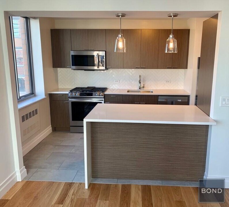 776 Sixth Avenue in New York, NY - Building Photo