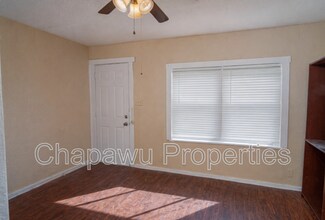 819 Larry St in San Antonio, TX - Building Photo - Building Photo