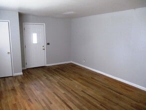 224 Robinhood Ln, Unit W in Bloomington, IL - Building Photo - Building Photo