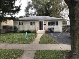 955 Lorraine Ave in Waukegan, IL - Building Photo
