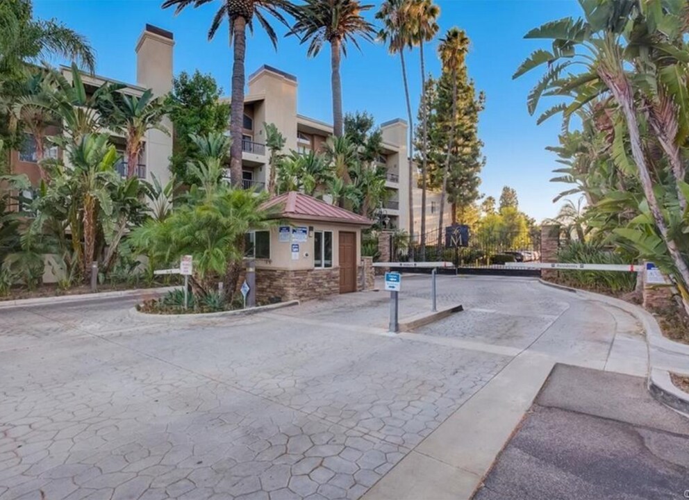 21500 Burbank Blvd in Los Angeles, CA - Building Photo