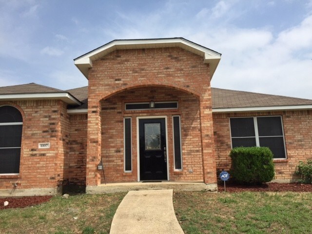 1107 Wayne Ave in Duncanville, TX - Building Photo