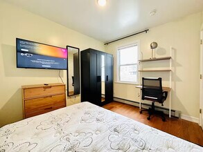 Furnished room/NOT APARTMENT, Unit 2 in Queens, NY - Foto de edificio - Building Photo