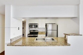 1756 N Bayshore Dr, Unit 12B in Miami, FL - Foto de edificio - Building Photo