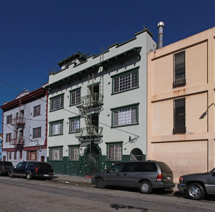 225 W 25th St in Los Angeles, CA - Building Photo