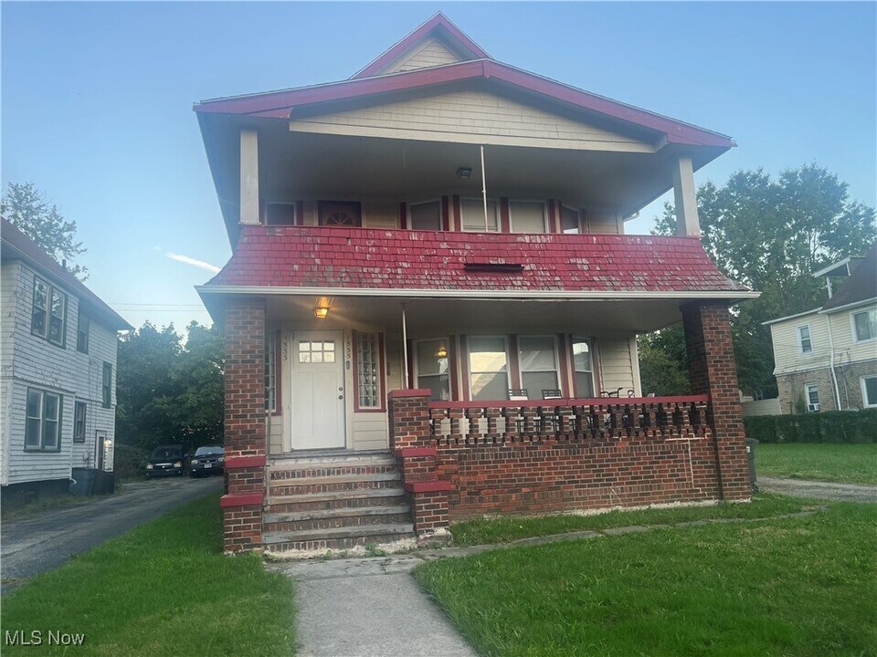 1533 Glenmont Rd in East Cleveland, OH - Foto de edificio