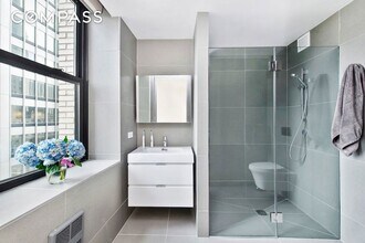 18-20 Pine St, Unit 2704 in New York, NY - Foto de edificio - Building Photo