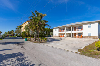 171 24th St in Cocoa Beach, FL - Foto de edificio - Building Photo