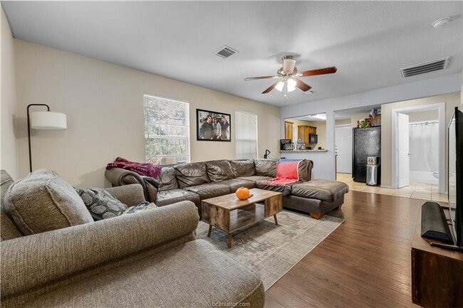 LOCATION!! LOCATION!! Walking Distance to  in College Station, TX - Building Photo - Building Photo