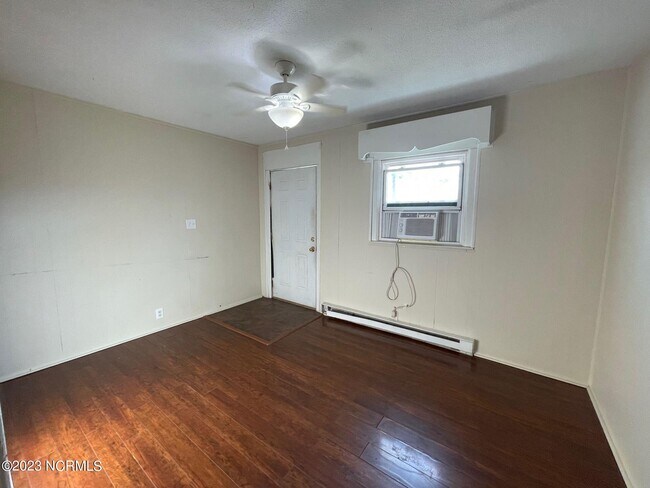 165 Lakewood Dr-Unit -J in Jacksonville, NC - Foto de edificio - Building Photo