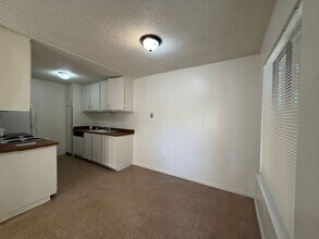 1221 N Peach Ave in Fresno, CA - Building Photo - Building Photo
