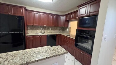 227 Lakeview Dr, Unit 103 in Weston, FL - Building Photo - Building Photo