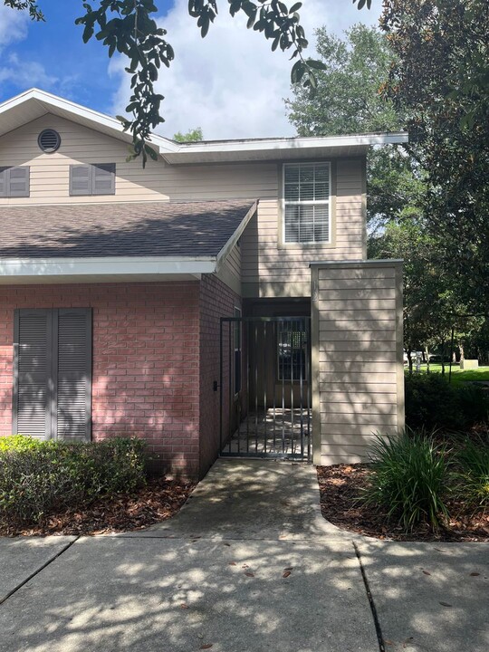 1215 NW 55th St in Gainesville, FL - Foto de edificio