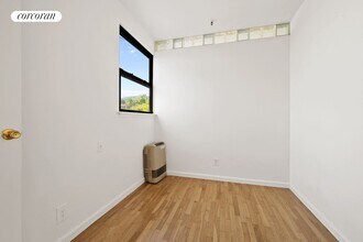 241 Bedford Ave in Brooklyn, NY - Building Photo - Building Photo