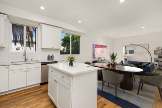 4927 1/2 Kester Ave in Los Angeles, CA - Building Photo - Building Photo