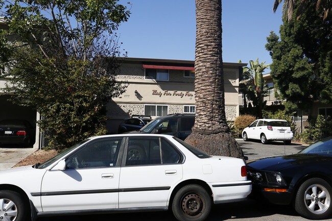 11 Apartments + 1 Non-conforming in Los Angeles, CA - Building Photo - Building Photo