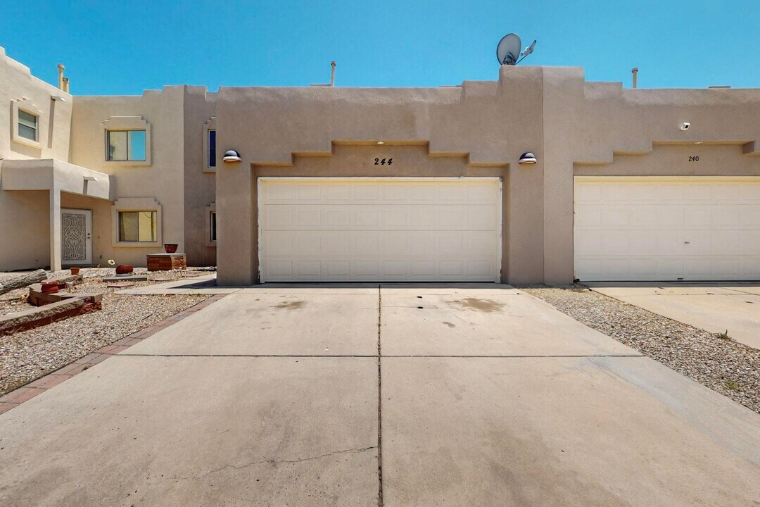 244 Glenridge Park Ln NE in Albuquerque, NM - Foto de edificio